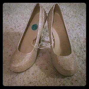 Brand new gold sparkly glitter 7 1/2 mermaid pumps